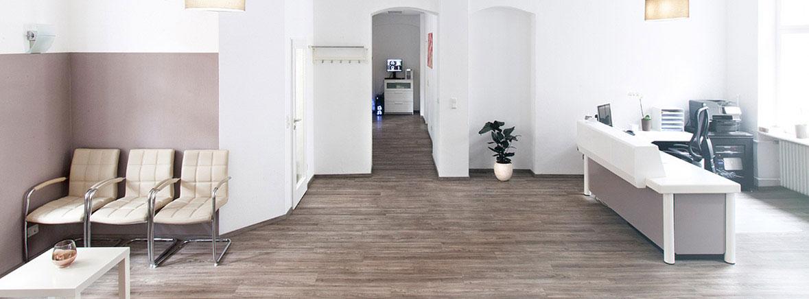 Zahnarztpraxis am Marheinekeplatz für ästhetische Zahnmedizin Rabi Omari Behandlungsraum